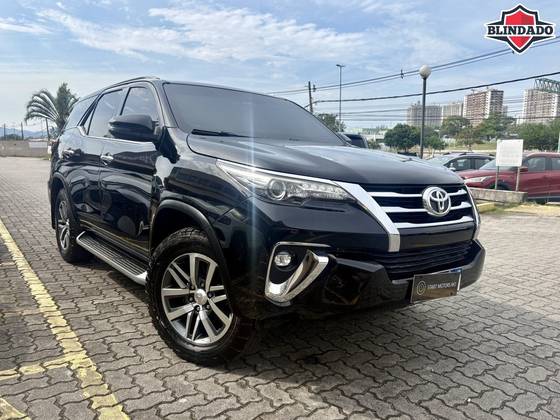 TOYOTA HILUX SW4 2.8 SRX 4X4 7 LUGARES 16V TURBO INTERCOOLER DIESEL 4P AUTOMÁTICO TOYOTA HILUX SW4 2.8 SRX 4X4 7 LUGARES 16V TURBO INTERCOOLER DIESEL 4P AUTOMÁTICO